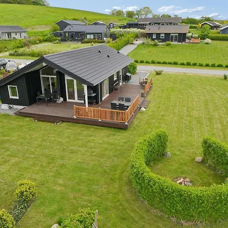 Modernt Hus Nära Och På Helnaes *