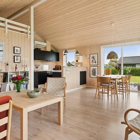 Modernt Hus Nära Och På Helnaes *