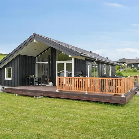 Modernt Hus Nära Och På Helnaes *