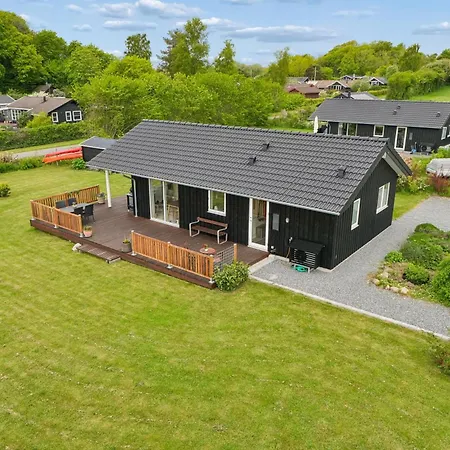Modernt Hus Nära Och På Helnaes